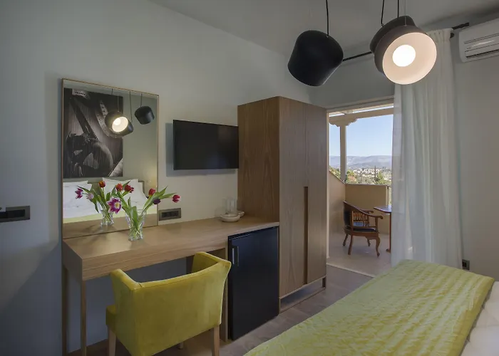 Anthemion And נאפפליו