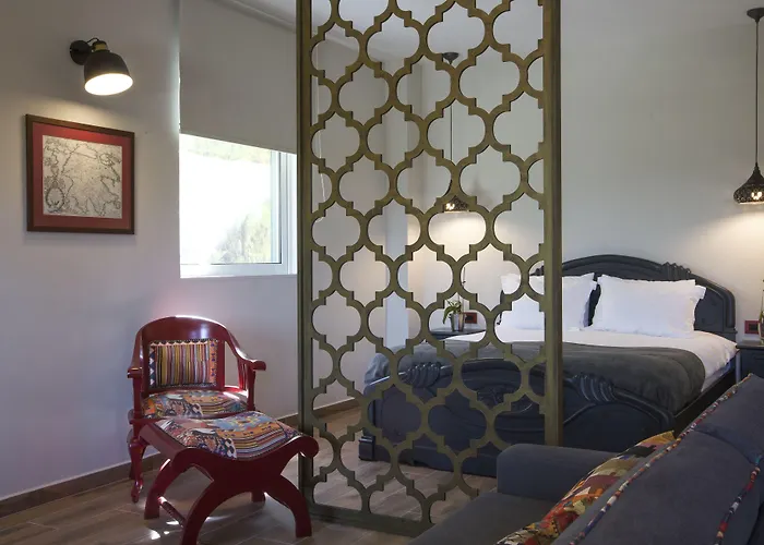 Anthemion And 3* נאפפליו